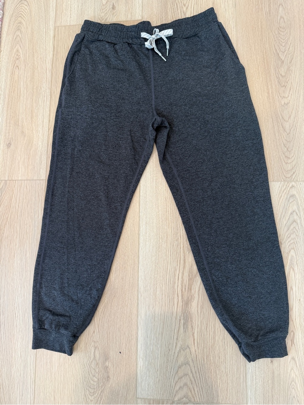 Vuori Performance Charcoal
Heather Drawstring
Joggers Cuffed Hem S